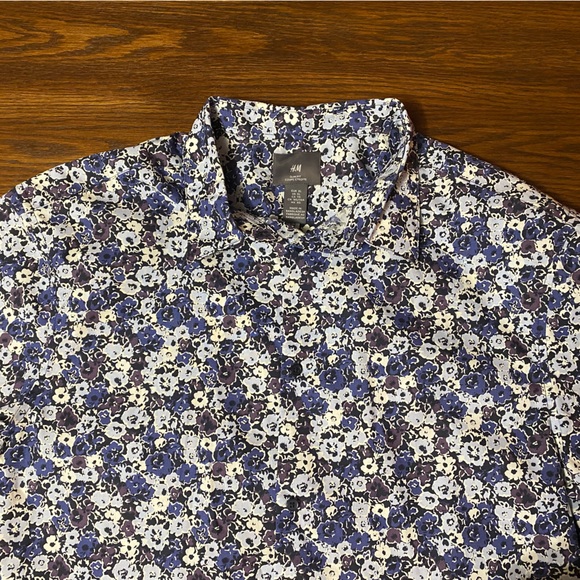 H&M Men’s Blue Floral Short Sleeve Button Up - Picture 5 of 5